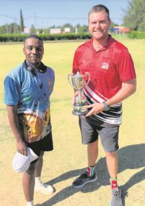 Spelers wys hul slag op baan