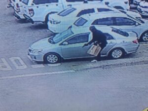 Sakeman beroof by winkelsentrum