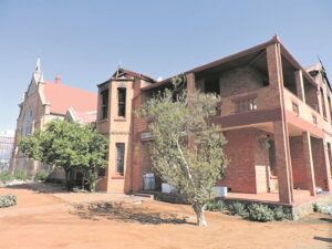 Brand beskadig historiese pastorie in Kimberley