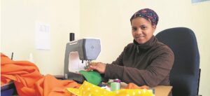 Gesigmaskers wat kleingoed pas, geskenk