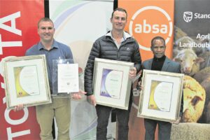 Drie NK-jonges boer vooruit NK-drie slaan hul hand aan die ploeg