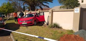 Inbrekers ry in muur vas