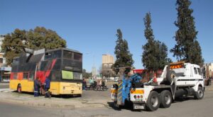 Braaivleisbusdrama beëindig: Bus skuif, stalletjie bly