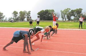 Skoleatletiek spring weg