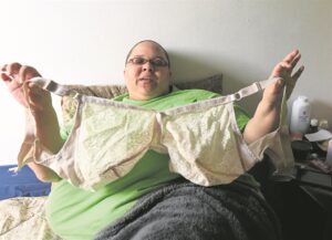 Vrou werp lig op rare toestand