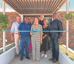 Plaaskinders bemagtig met opening van sentrum