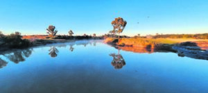 Weerkaats salige vroegoggendwinterstilte