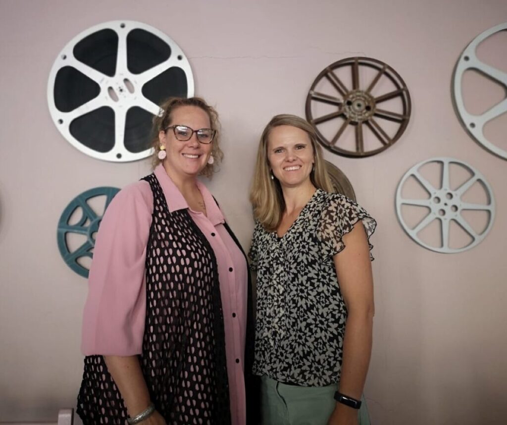 Christi-Ann Lombard (links, teaterbestuurder) en Hanlie Swart (voorsitter van die Apolloteater in Victoria-Wes se direksie) is vol planne.