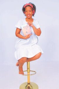 ‘Noord-Kaap-meisie’ skryf haar eerste boek; genooi na boekgeleentheid in Wes-Kaap