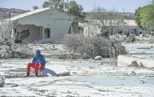 Verslae ná see van modder uit slikdam buurt tref