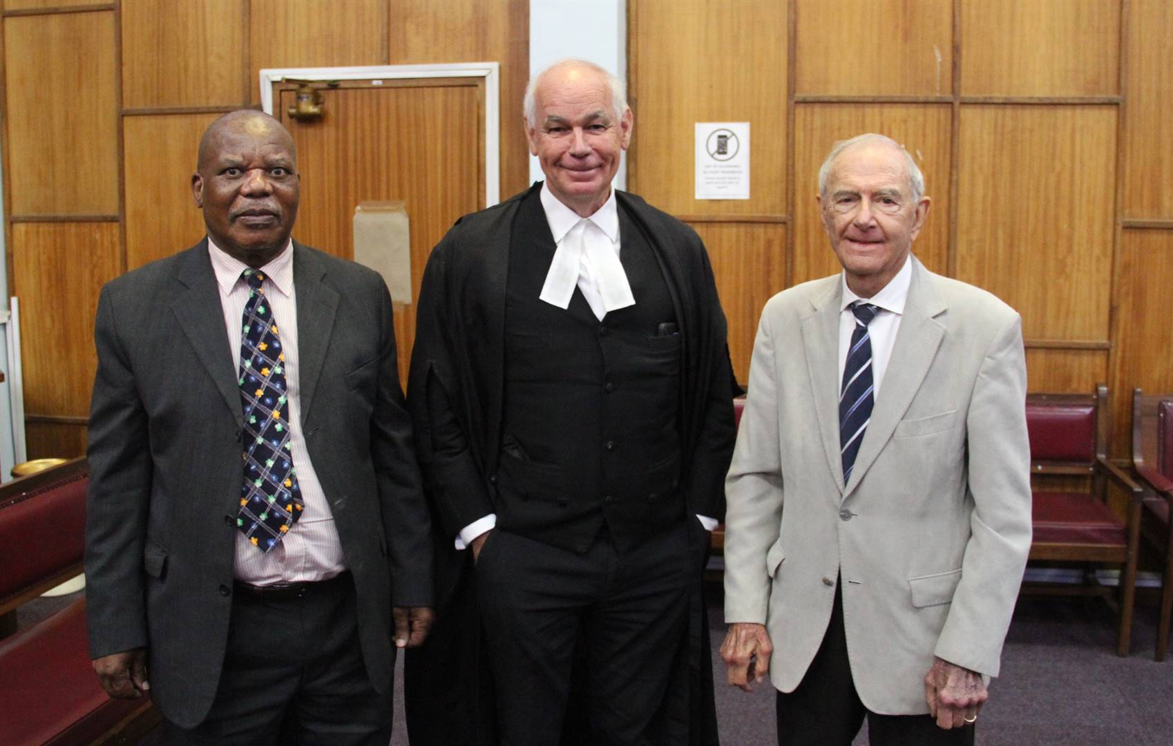 Oudregter Frans Kgomo en sy regspan in die hooggeregshof in Kimberley.
