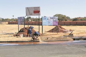 Pyp lek steeds waar polisieperd in gat geval het