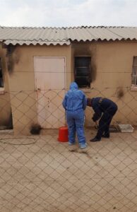 Speaker se huis met petrolbomme bestook