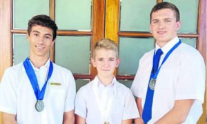 Drie skuts het medaljes in visier