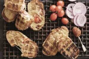 Laat waai met luukse driekaasbraaibroodjies