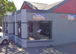 Drie studente gepootjie sonder kollegesertifikate