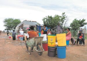 Wag tussen hoop en vrees op water