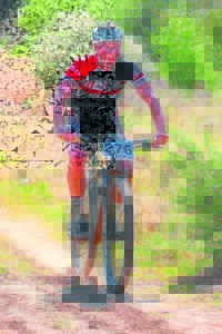 Jong fietsryer seëvier met vasberade ingesteldheid