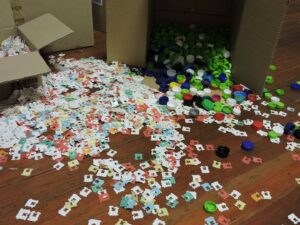 Help die Sweethearts; samel plastiese doppies, knippies in