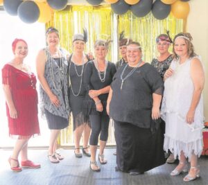 Groep uitgeknip vir plakboekkuns; huisves nostalgie