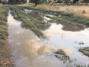 Foto-beeld: Weerkaats wolke vol reënbeloftes