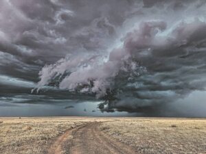 Beloftes van reën saamgebondel in onweersgesig