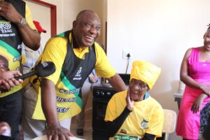 CR erken regering fouteer en moet in voeling met werklikheid kom