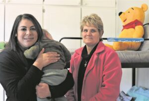 Kleingoed uit ellende met beskerming omhels