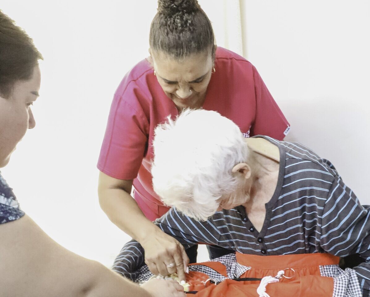 'n Bejaarde bekyk en bevoel die vroetelvoorskoot.