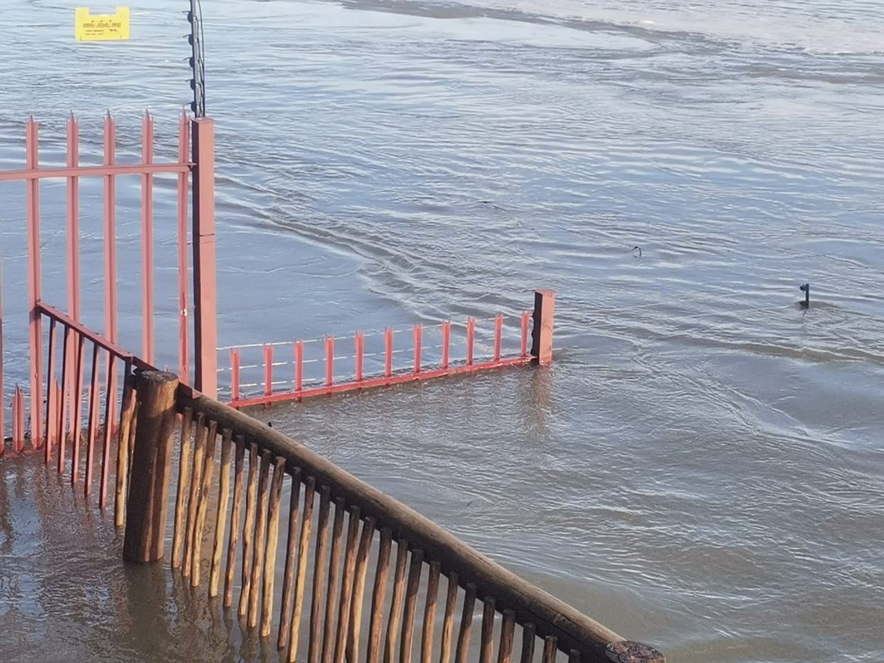 Video: Inwoners ontruim ná uitvloei vanuit Bloemhofdam verhoog