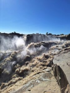 Besoekers stroom na Augrabies-skouspel wyl soektog na vermiste toeris voortduur