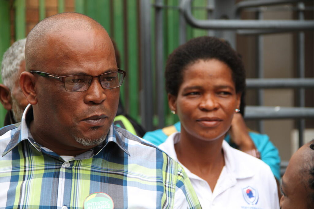 Twee van die oorledenes se ouers voor die hofgebou.