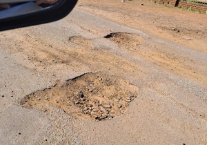 Kuruman se paaie ‘val letterlik, figuurlik uitmekaar’ sê inwoners