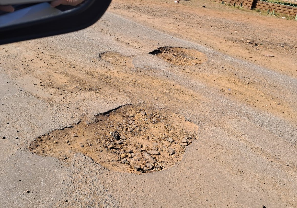 Kuruman se paaie ‘val letterlik, figuurlik uitmekaar’ sê inwoners