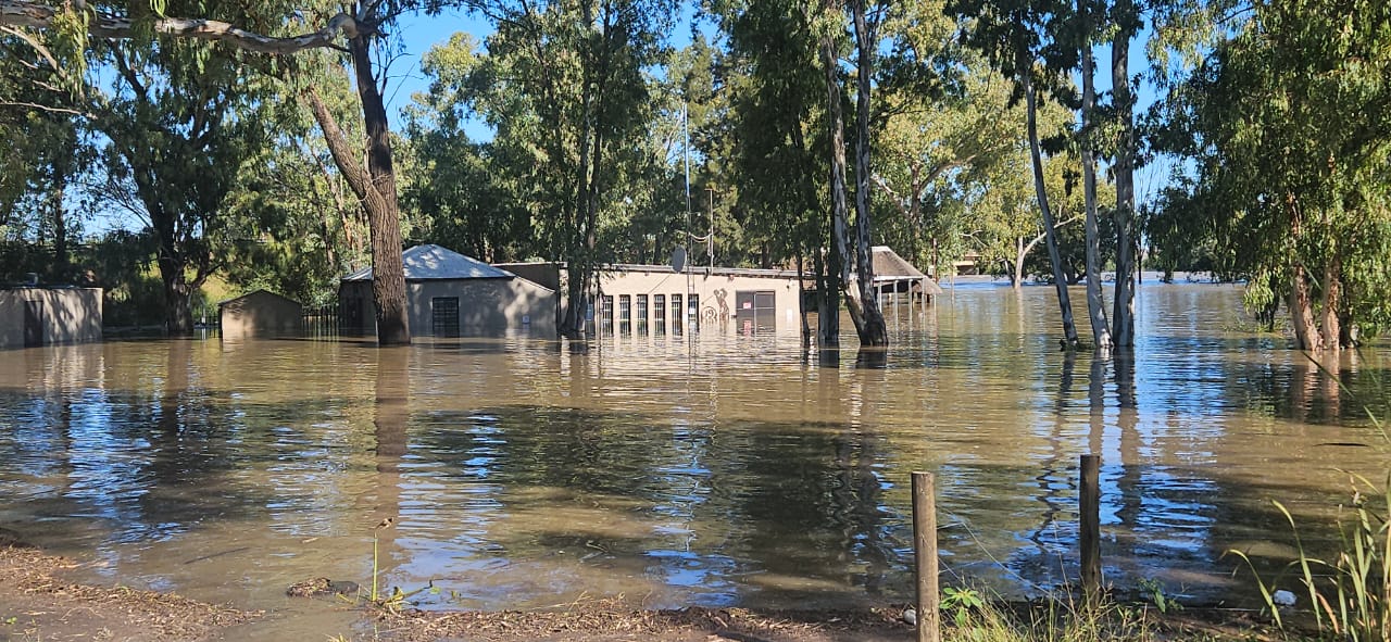 Die geboue by die Bloemhof-gholfbaan wat onder water is.