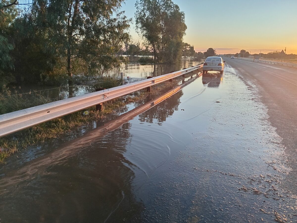 Die Vaalrivier klots teen die N12 by Bloemhof. Dié foto is op 28 April deur Lukas Willem geneem