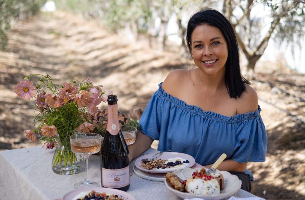 Sit aan, nuwe kos(boek) gevul met herinneringe is op die tafel
