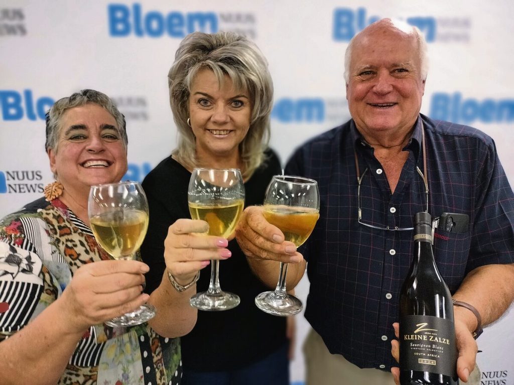 Betrokkenes bly die Wildskosfees klik 'n glasie op vanjaar se fees. 