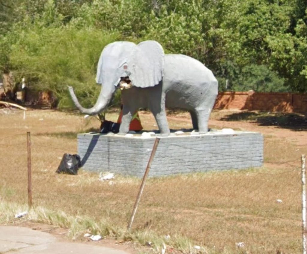Olifantshoek se olifant op sy vorige standplaas.