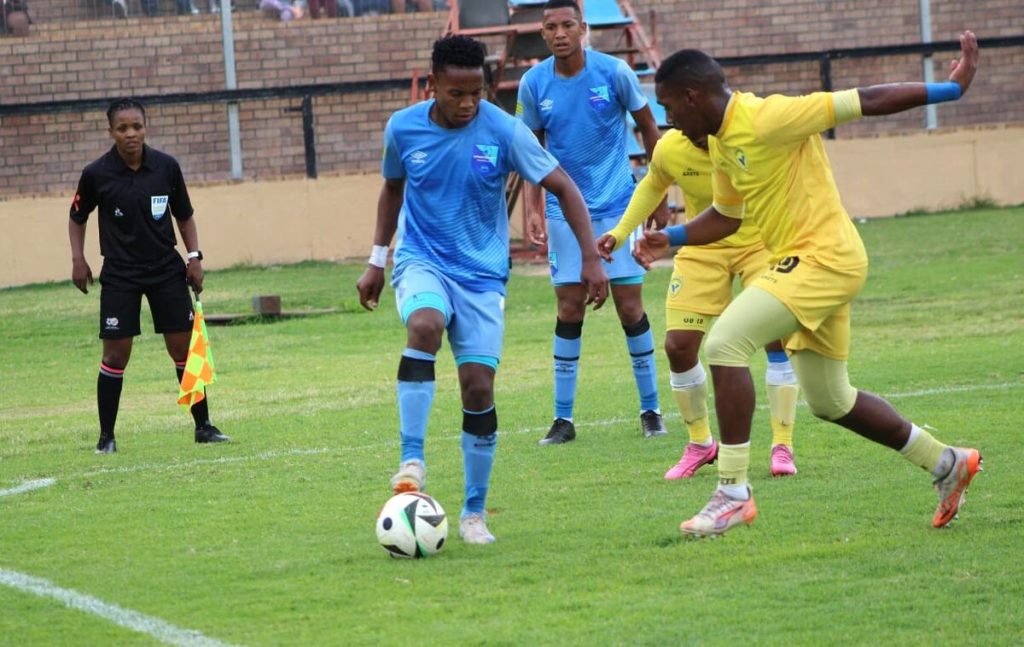 Upington City se Givemore Khupe op die veld. 