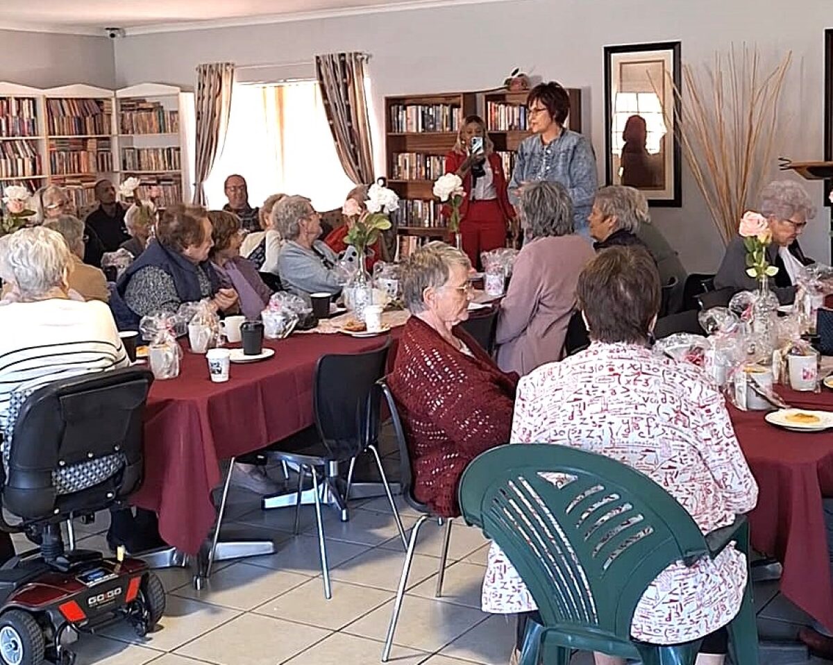 Vroue in Minerva Gardens