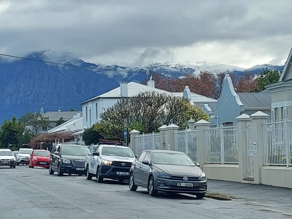 Sneeu het gevl op die berge om Worcester.