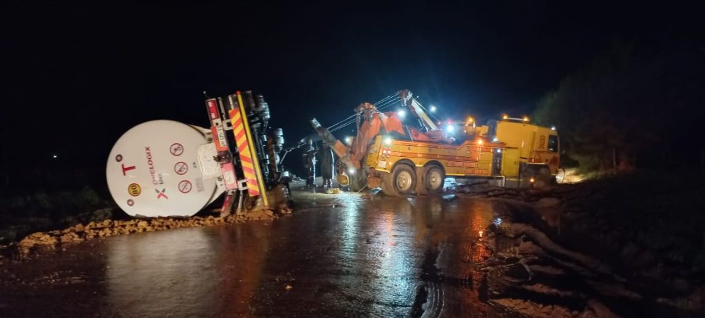 Vragmotor slaam om in gure weer by Wellington.