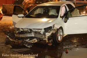 Skade, skok groot toe motor laatnag diep gat vir herstelwerk in straat tref