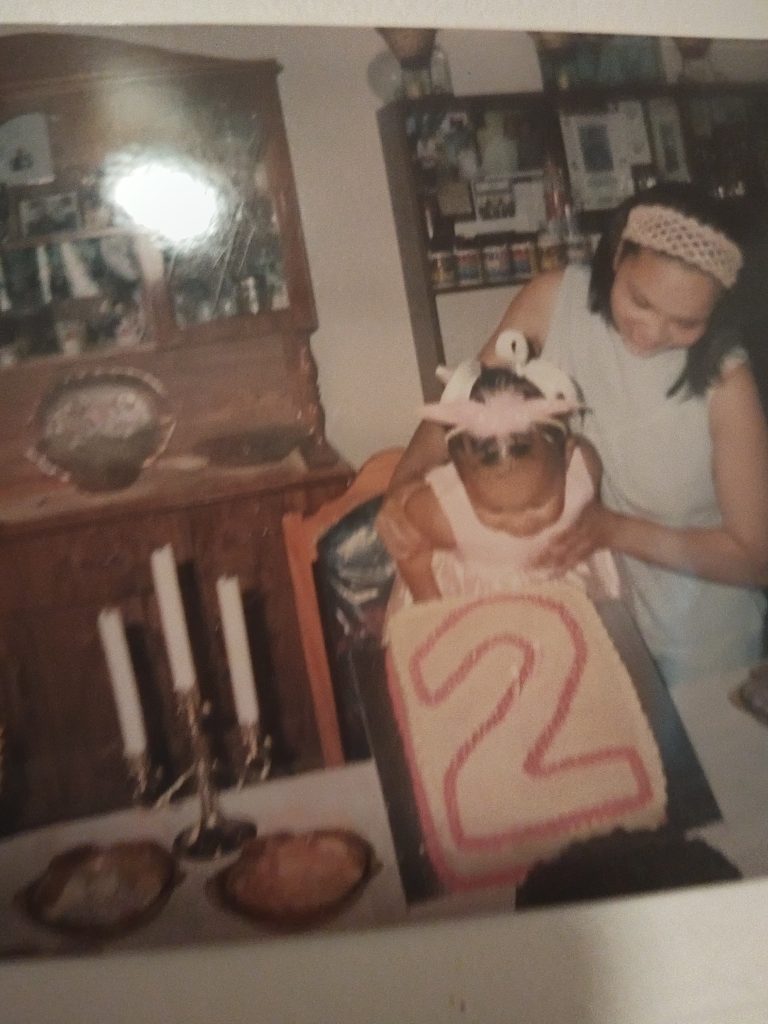 Nadia saam met haar dogter op haar tweede verjaarsdag.