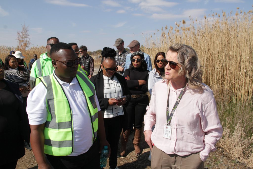 Sello Isaac Seitlholo, adjunkminister van water en sanitasie praat met Ester van der Westhuizen-Coetzer, Ekapa-myn se omgewingspesialis en beskermheer van die kleinflaminke op Kamfersdam-pan.