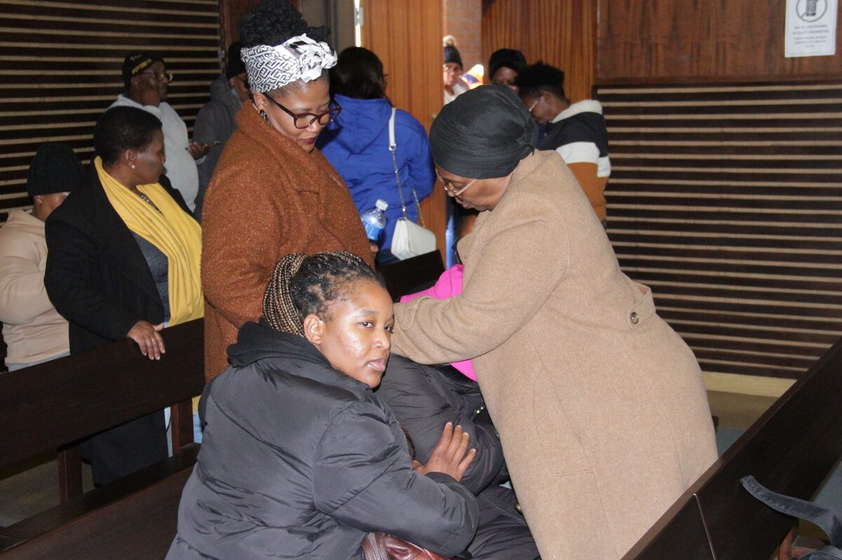 Amogelang Assegaai se familie in die hof