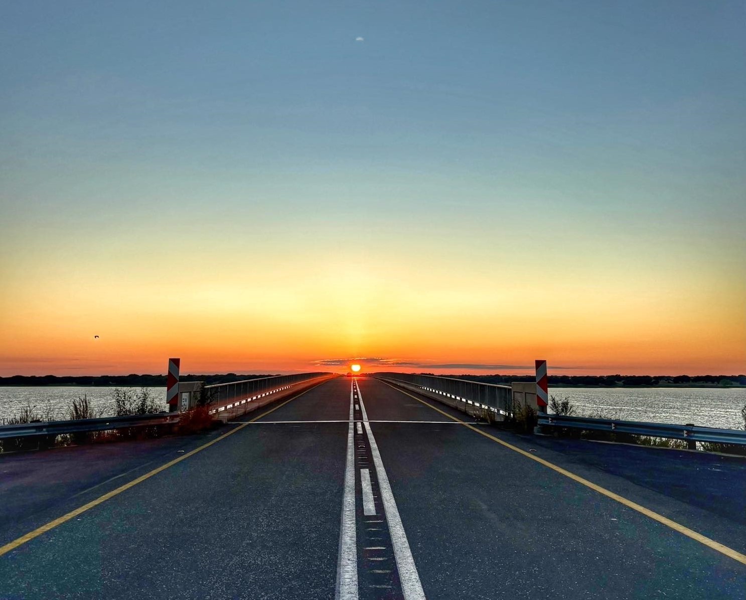 Sonsopkoms oor die brug by Bloemhofdam.