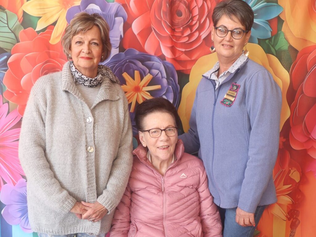 By die geleentheid is van links Corlie van Zyl (president: VLV Sirkel Kalahari), Bessie Kriek (erelid, VLV Kuruman) en Arina Beukes (voorsitter: VLV Kuruman). 