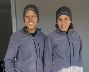 Jong vroue doen waardevolle ervaring as junior kabeltegnici op